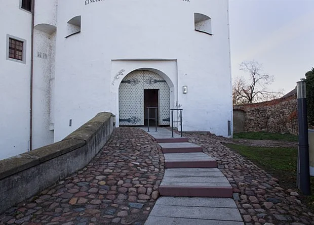 Eingang Flaschenturm mit benagelter Bohlentür 