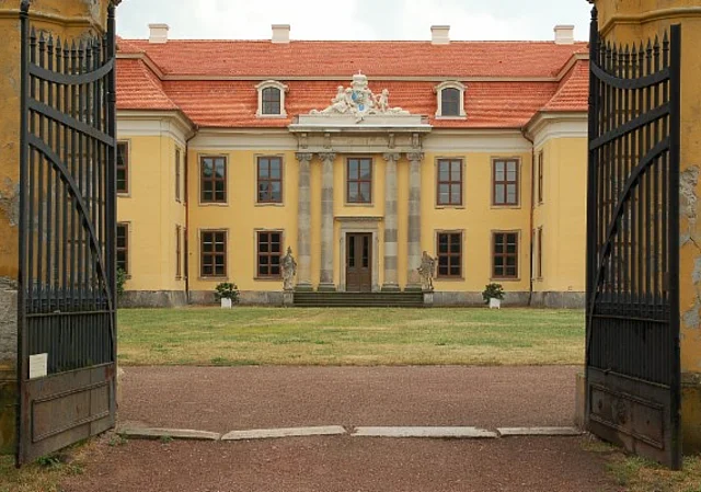Schloss Mosigkau, Ehrenhof, Norden