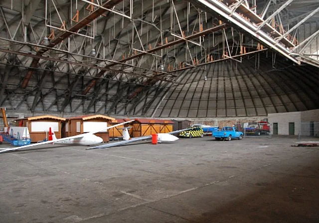 östlicher Hangar, innen