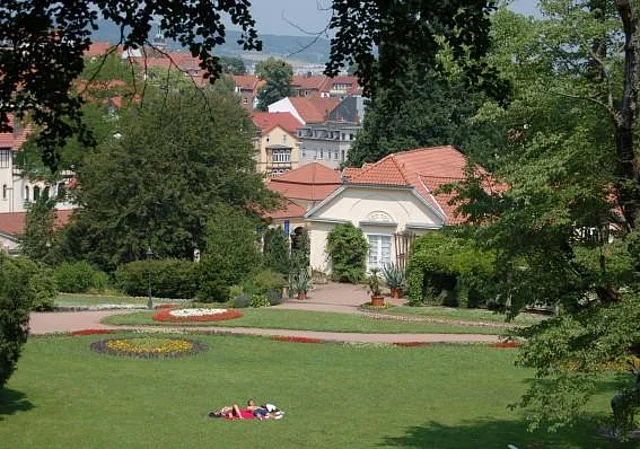 Liegewiese mit Gärtnerhaus und Wandelhalle