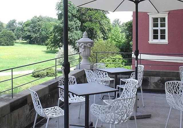 Neues Schloss, Außensitz des Schlosscafés