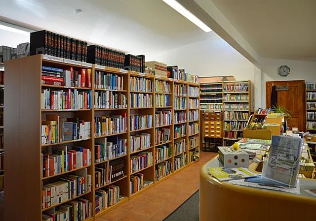 Bibliothek im Erdgeschoss
