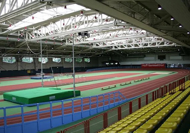 Hallenansicht mit Tribüne