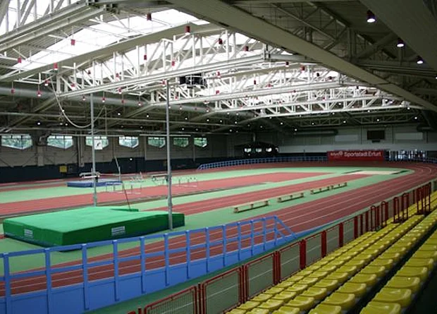 Hallenansicht mit Tribüne 