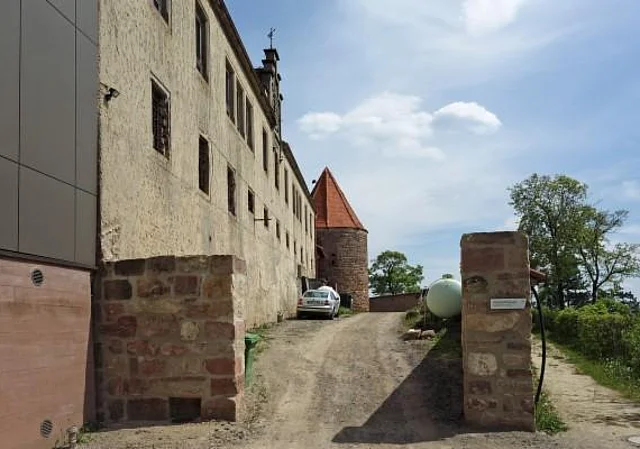 Äußere Burgmauer und Beginn Panoramaweg