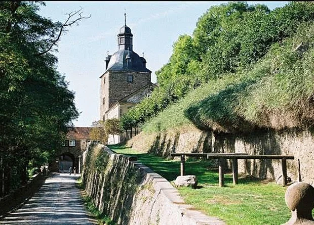 Zufahrt Schlosshof, Osten 