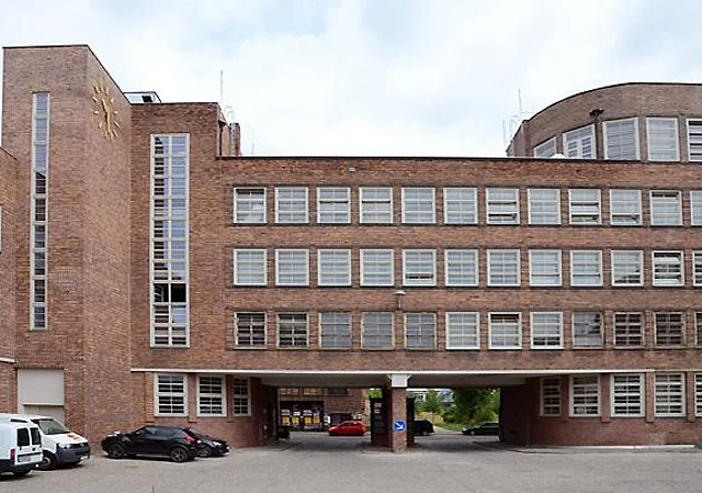 Südseite, Hofausfahrt zur Industriestraße