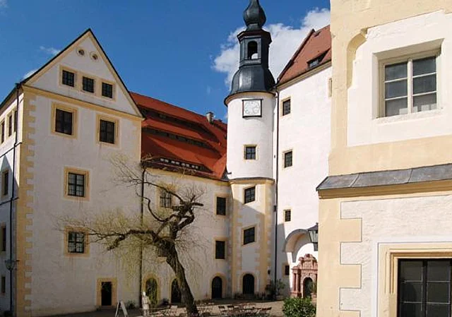 Hinterer Schlosshof, Schlosskirche mit Portal