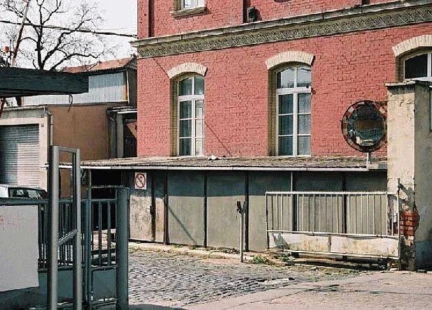 Tor Bürogebäude Ostseite 