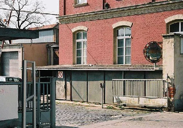 Tor Bürogebäude Ostseite