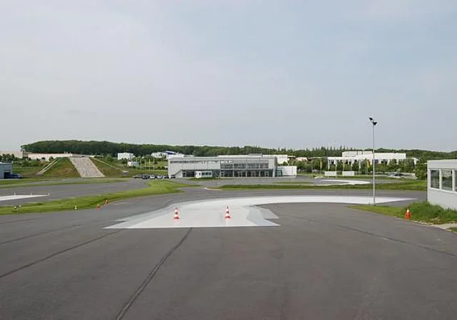 Gefällstrecke mit Blick zur Mehrzweckhalle