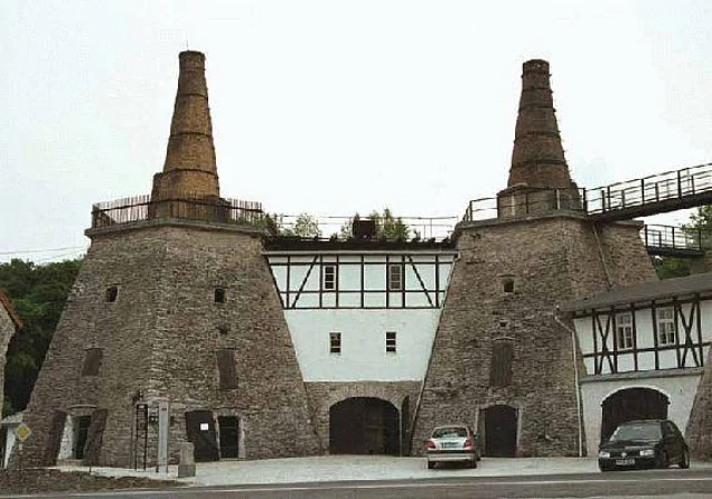 Brennöfen, Straßenseite