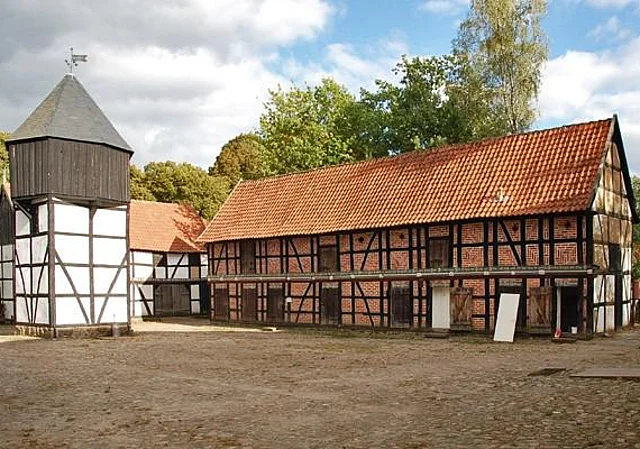 Mitteldeutscher Vierseithof: Taubenturm, Torhaus und Pferdestall