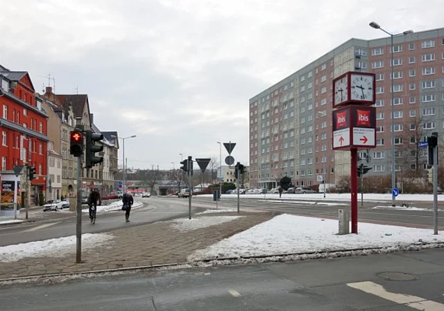 Juri-Gagarin-Ring, Kreuzung Löberstraße