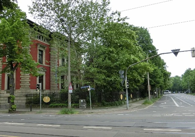 Südwestseite mit Kreuzungssituation