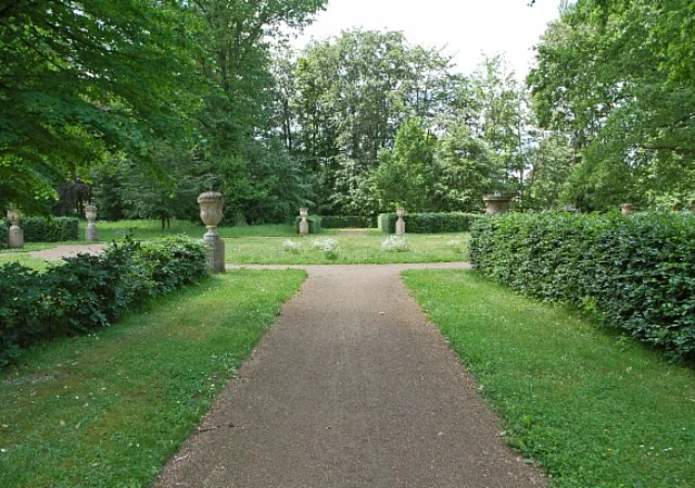Schlosspark Tangerhütte, Deckelvasenrondell