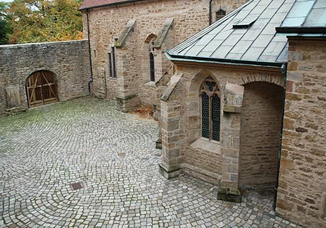 Hof zwischen Dom und Kapitelhaus nach Südwest