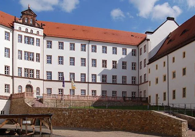 Vorderer Schlosshof mit Krankenhausanbau und Marstall (LMA)