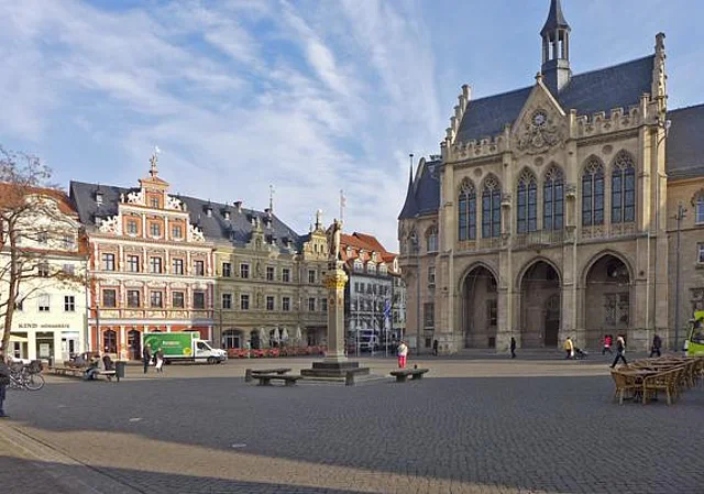 Nord-Ost-Seite mit Rathaus