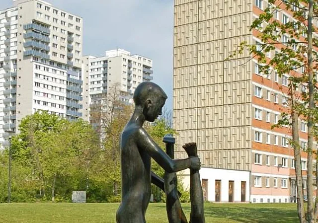 Gellertsraße, Bronzeplastik "Sportliche Übung"
