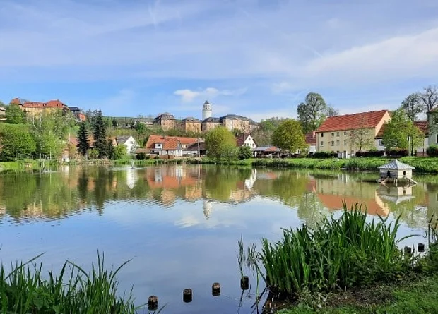 Blick vom Dorfteich auf Schloss Crossen 
