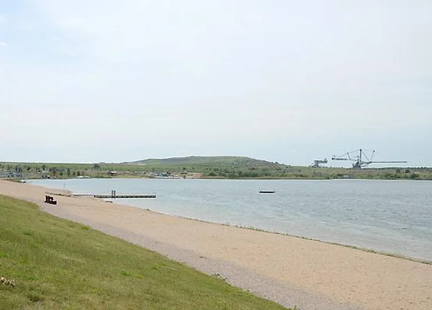 Südliches Ostufer, Auenhainer Strand, Blick zum Bergbau-Technik-Park Großpösna 