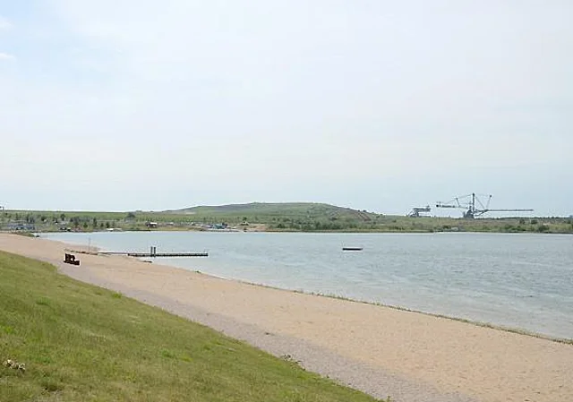 Südliches Ostufer, Auenhainer Strand, Blick zum Bergbau-Technik-Park Großpösna