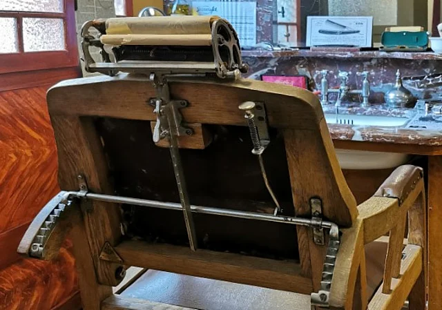 Männersalon Friseurstuhl