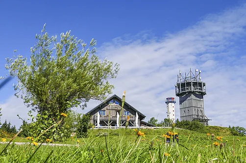 Schneekopf mit Aussichtsturm Schneekopf mit Aussichtsturm und Wanderherberge Neue Gehlberger Hütte