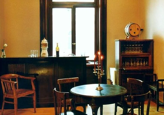 Café mit Barbereich, EG