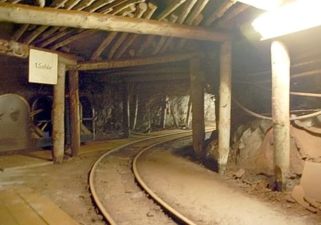 Schaubergwerk, Zufahrt der Grubenbahn zur 1.Sohle