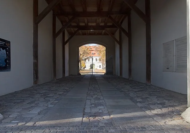 Wagendurchfahrt des Torhauses mit Blick in den Gestütshof