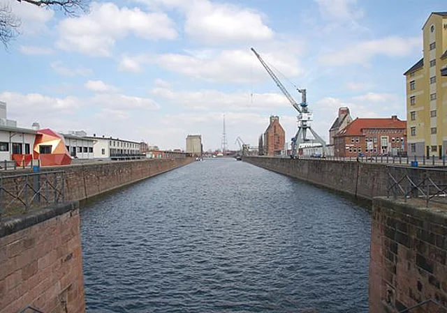 Blick über das gesamte Hafenbecken nach Nordost