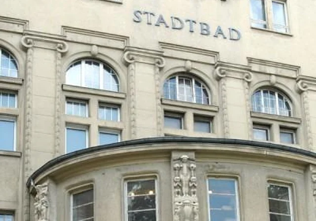 Außenansicht, Mittelteil mit Vorbau