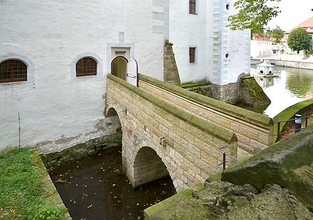 Sandsteinbrücke und Eingang Ost