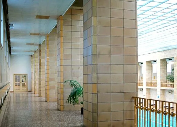 50 m-Schwimmhalle, Empore 