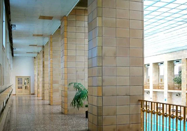 50 m-Schwimmhalle, Empore