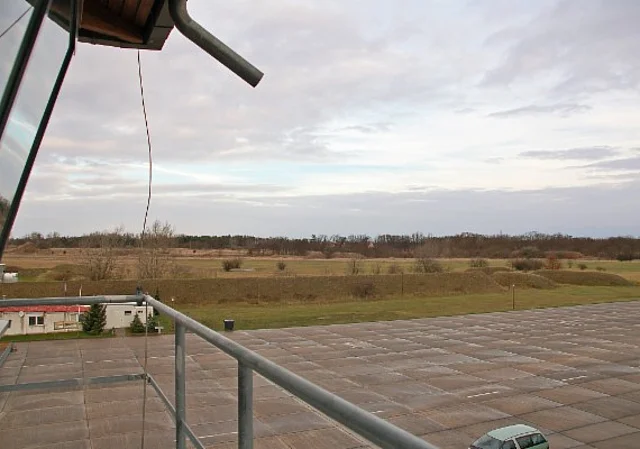 Blick aus dem Tower Richtung Parkplatz und Gaststätte