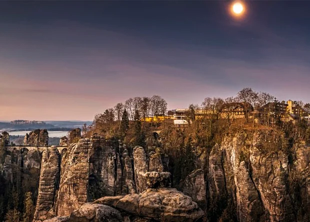 Berghotel Bastei, Außensicht mit Basteibrücke 
