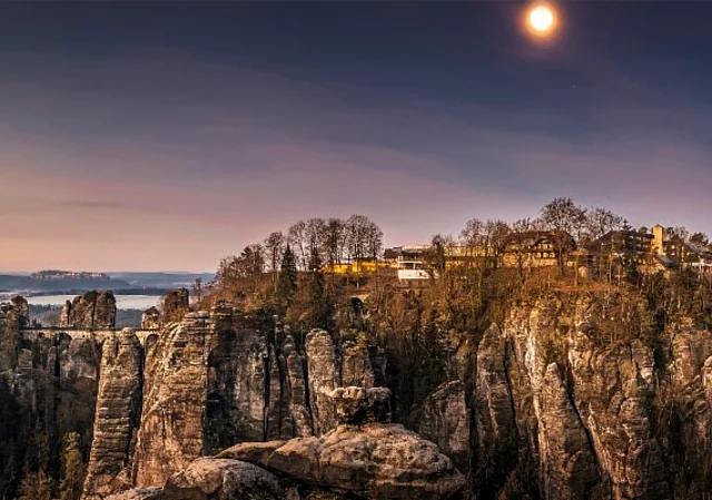 Berghotel Bastei, Außensicht mit Basteibrücke