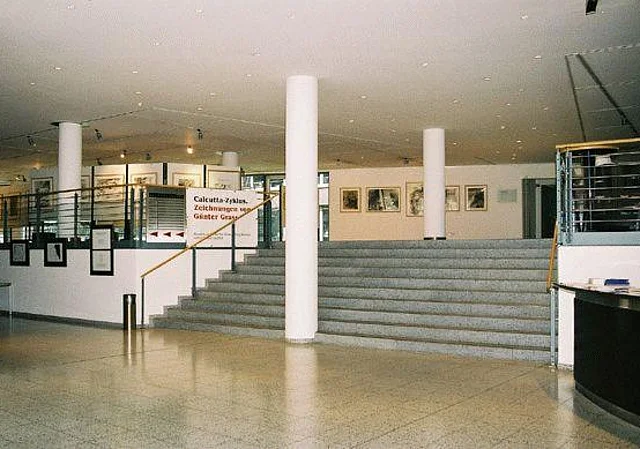Foyer, Treppe zum Ausstellungsbereich und Café