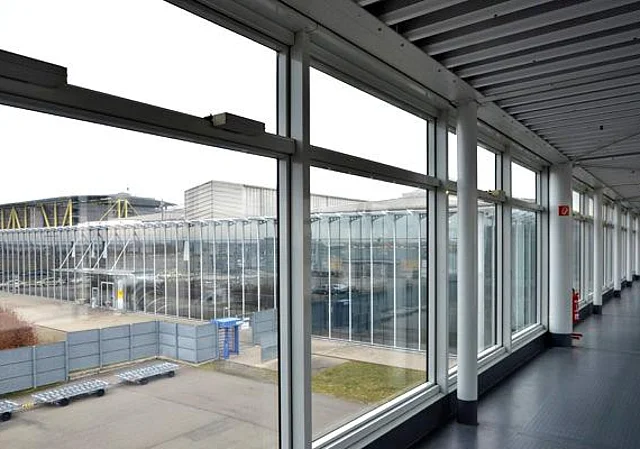 Pier, Blick zu Terminal B und Parkhaus