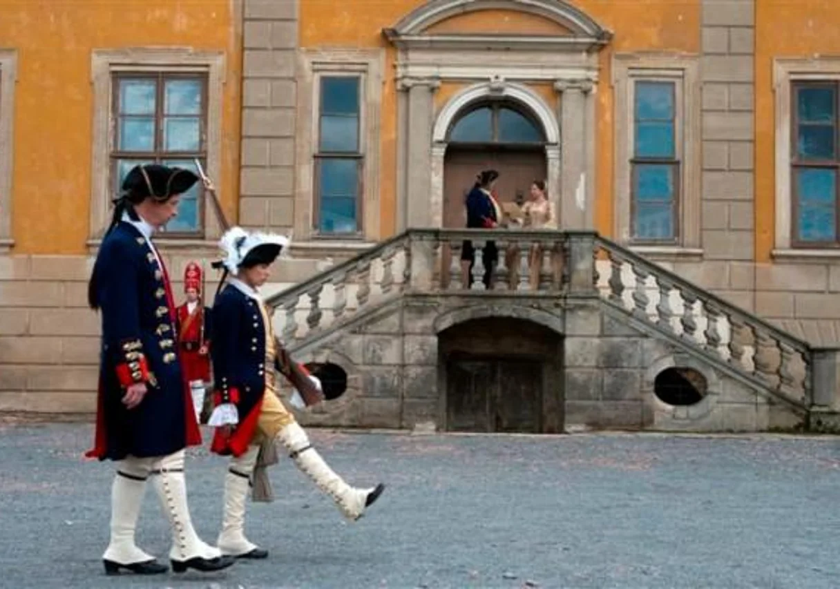Anna Thalbach, Oliver Nägele und Christina Große (3.-5.v.l.) auf dem Schloss Oranienbaum