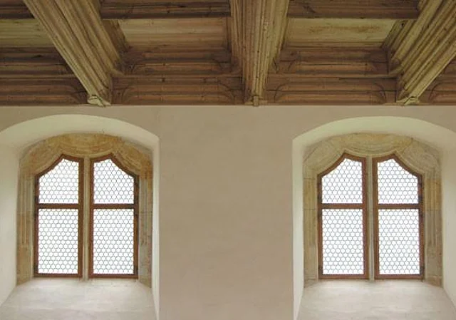 Konversenhaus, OG, Vorhangbogenfenster