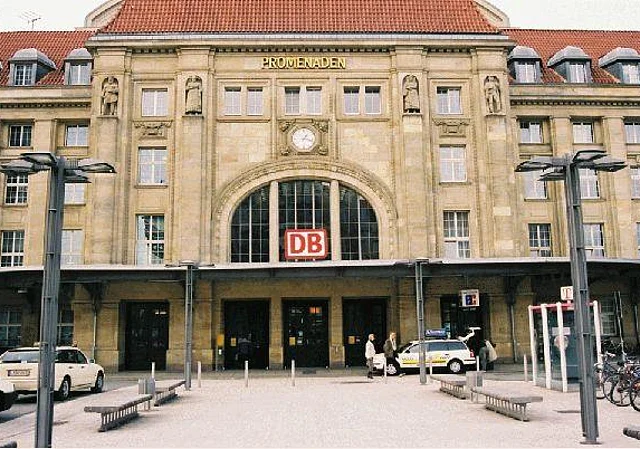 Ostseite, Eingang