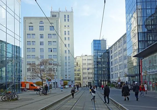 Ostflügel mit Durchgang Leutragraben