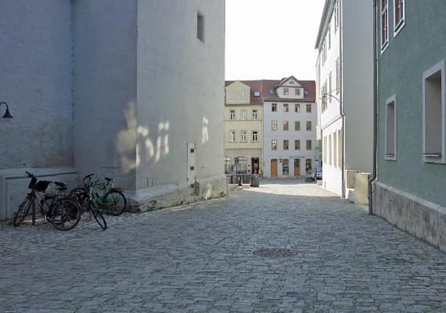 Westseite, Durchgang von der Volkshochschule