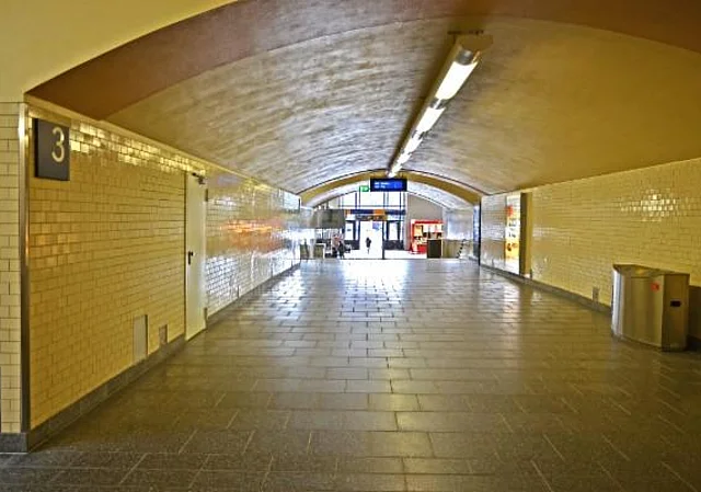 Bahnhof Dresden-Neustadt, Gang zu den Bahnsteigen