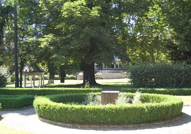 Rondell mit Pavillon und Blick zum Gutshaus