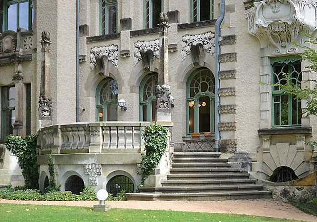 Westfassade, Freitreppe
